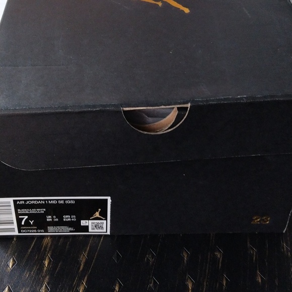 AIR JORDAN 1 MID SE GS  'HOUNDSTOOTH' SIZE 7Y. - Picture 11 of 11